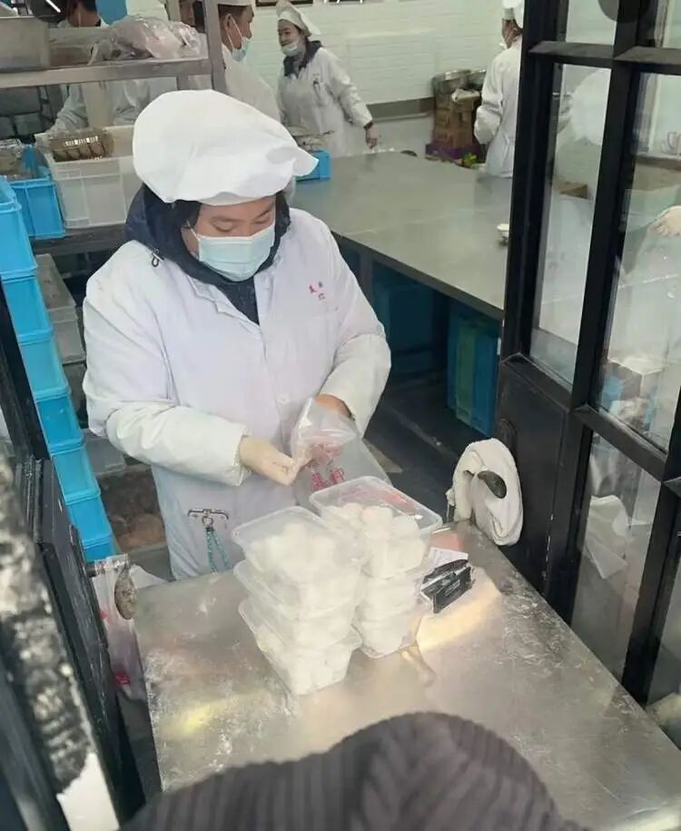 “今年人明显比去年多”，上海爷叔排队3小时只为买到这个“沪上顶流”！