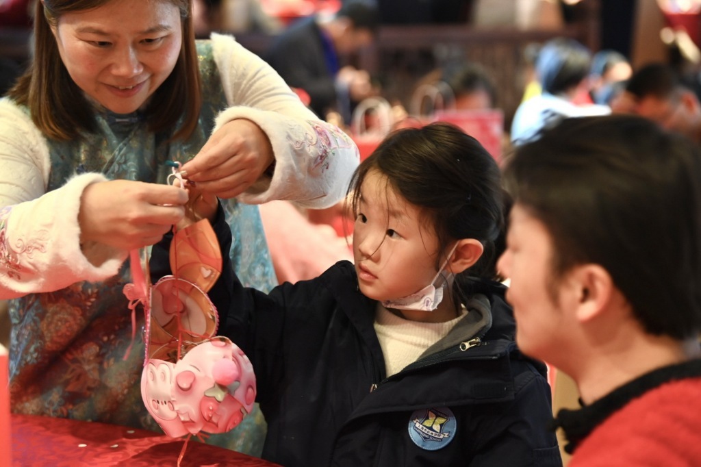 申城天上无缘望见“红月亮”，地上豫园兔子灯花样多