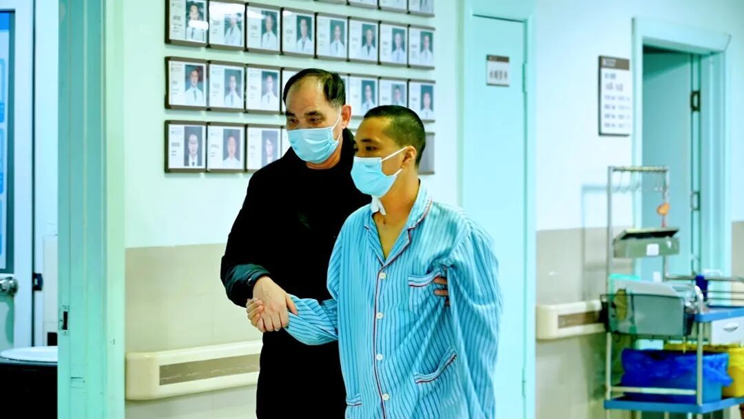 事发武汉,61岁父亲切下半个肝脏!“只要能救我儿子,舍掉这条老命也值了!” 事发武汉,61岁父亲切下半个肝脏!“只要能救我儿子,舍掉这条老命也值了!”