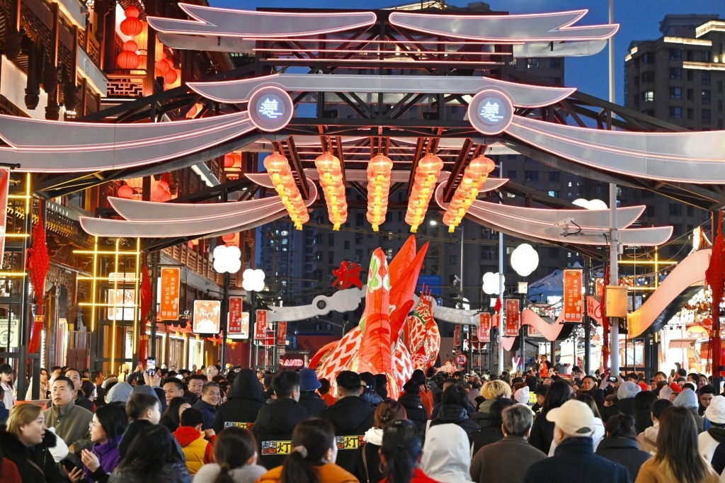 申城天上无缘望见“红月亮”，地上豫园兔子灯花样多