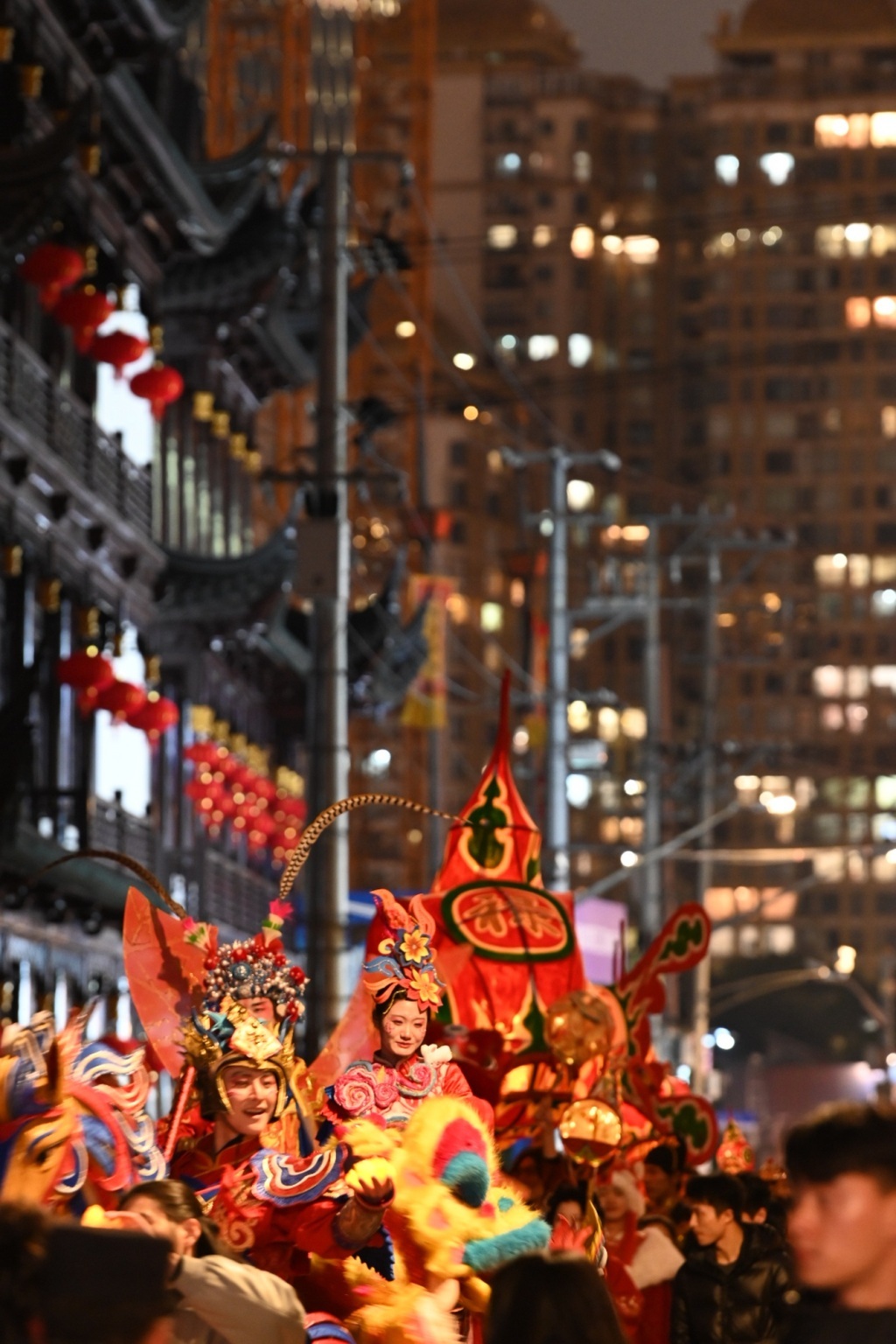 申城天上无缘望见“红月亮”，地上豫园兔子灯花样多