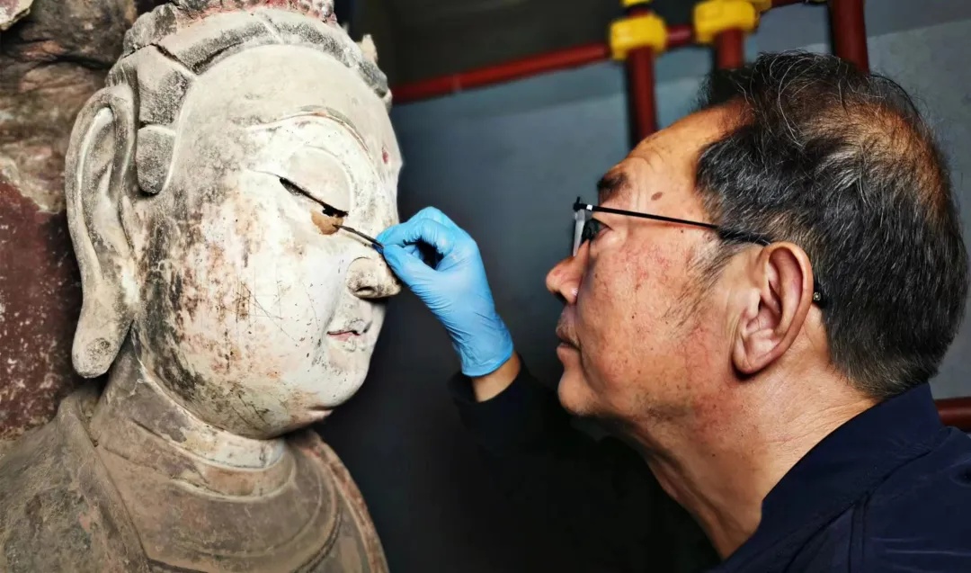 敦煌“面壁”四十载,他治好了壁画的“癌症” 敦煌“面壁”四十载,他治好了壁画的“癌症”