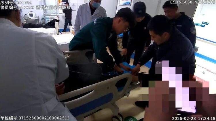 一男子被困冰河中央！下一幕让人破防……