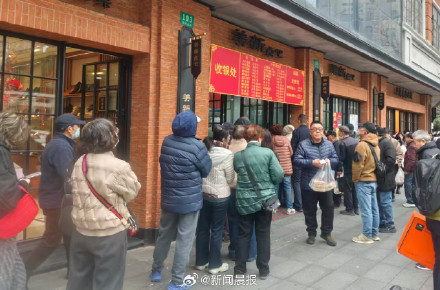 元宵节的美新点心店，买汤圆的队伍一眼望不到头，有人买原材料回去自己包