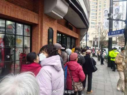 元宵节的美新点心店，买汤圆的队伍一眼望不到头，有人买原材料回去自己包