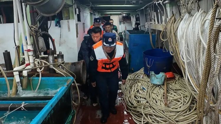 海警鳌头舰紧急救援受伤渔民 海警鳌头舰紧急救援受伤渔民