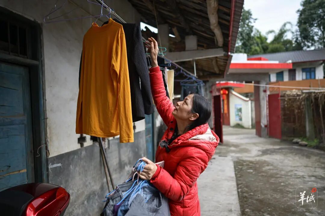 “我们去广东干嘛?赚钱!”近九成务工者返粤!这趟返岗专列奔赴春天 “我们去广东干嘛?赚钱!”近九成务工者返粤!这趟返岗专列奔赴春天