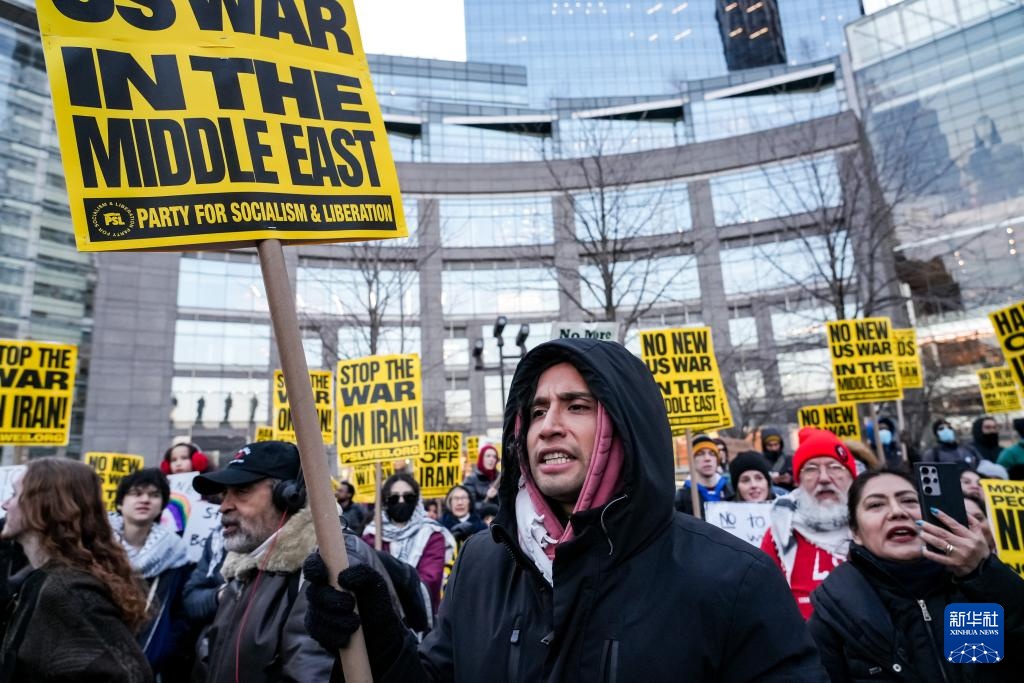 美国多地民众集会抗议对伊朗动武