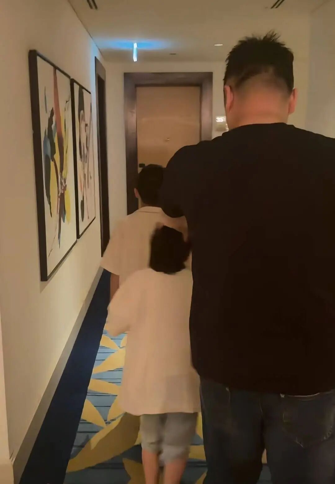 航班被接连取消，天津一家四口滞留迪拜！“爆炸声就在耳边，导弹拦截画面抬头可见”