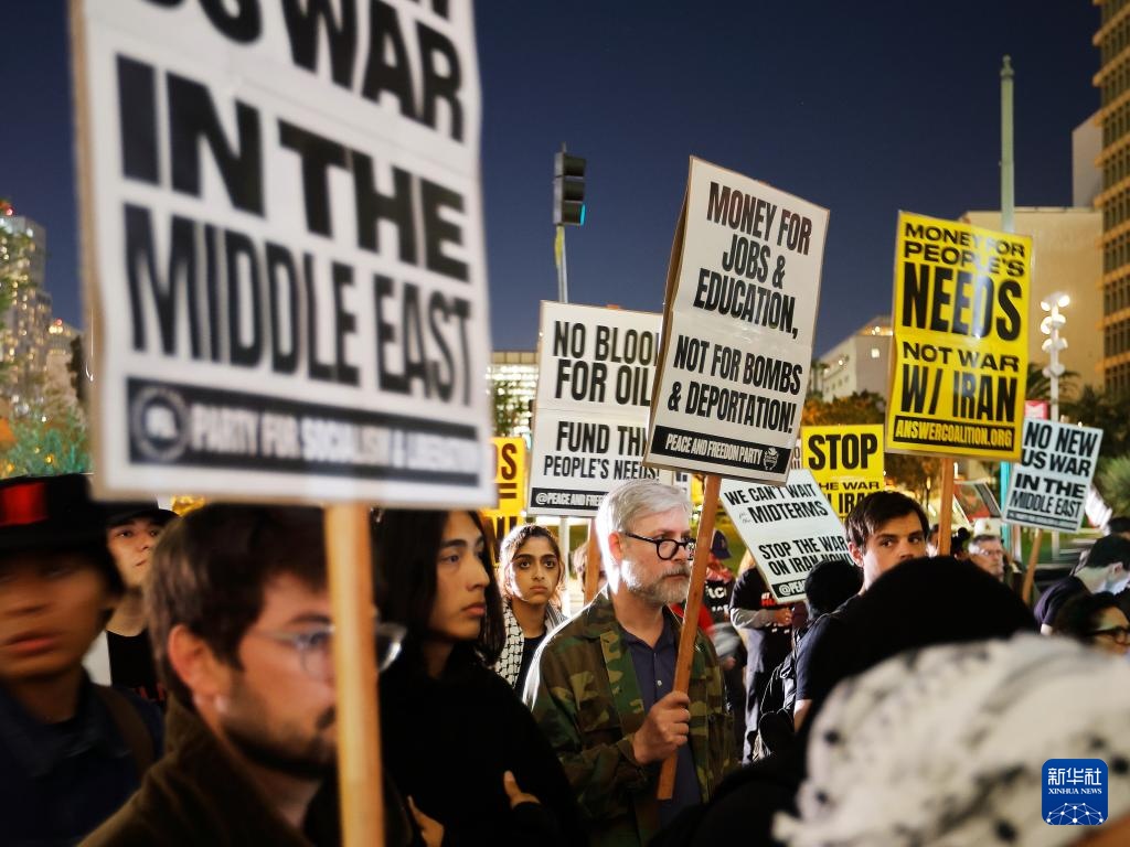 美国多地民众集会抗议对伊朗动武