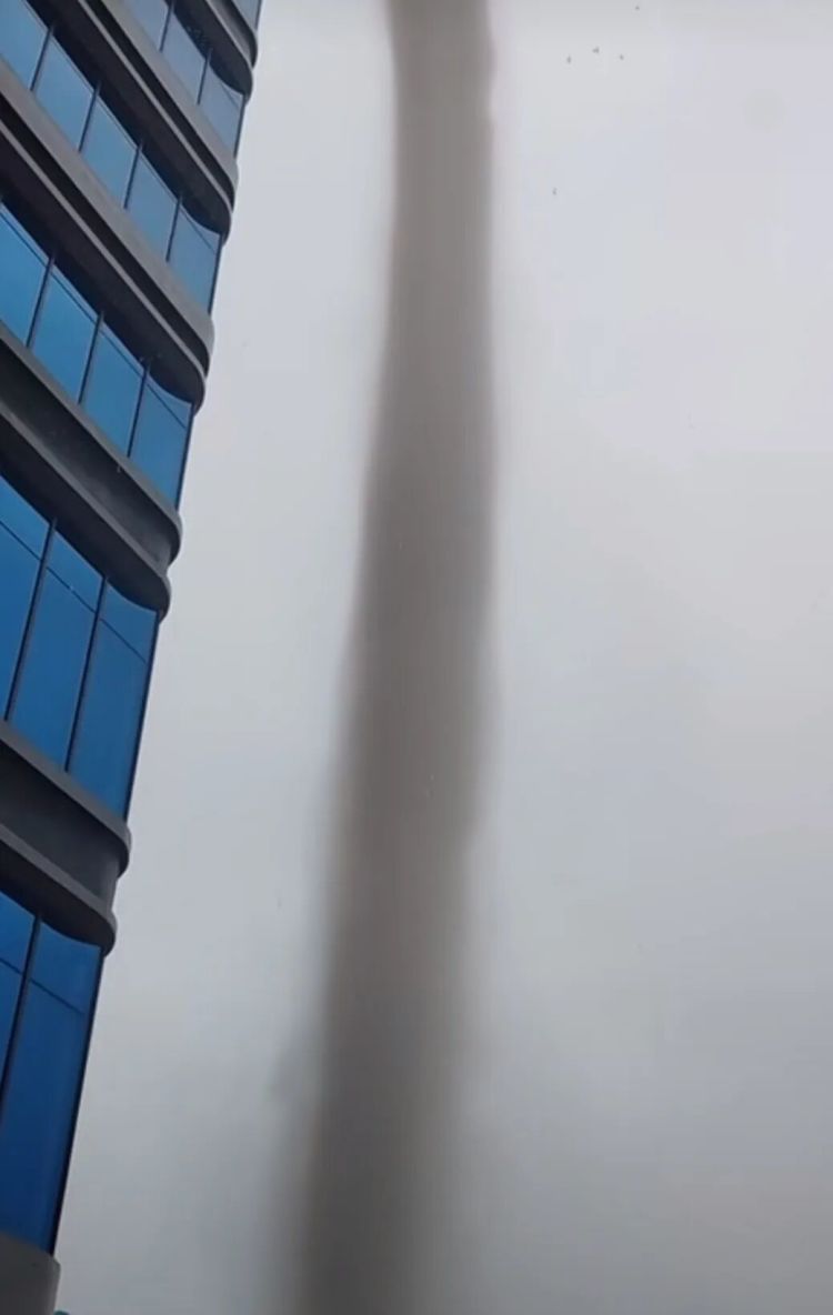 顺德一公司开工仪式突现“龙吸水”？当地气象局回应：系尘卷风