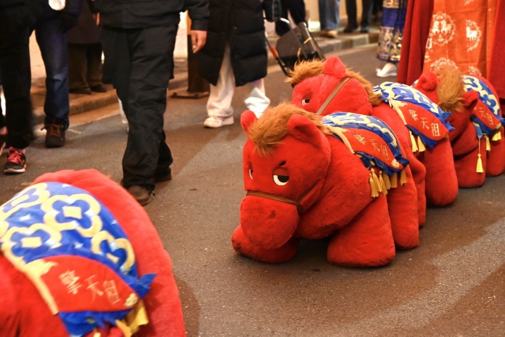 申城天上无缘望见“红月亮”，地上豫园兔子灯花样多