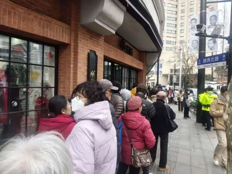 “今年人明显比去年多”，上海爷叔排队3小时只为买到这个“沪上顶流”！