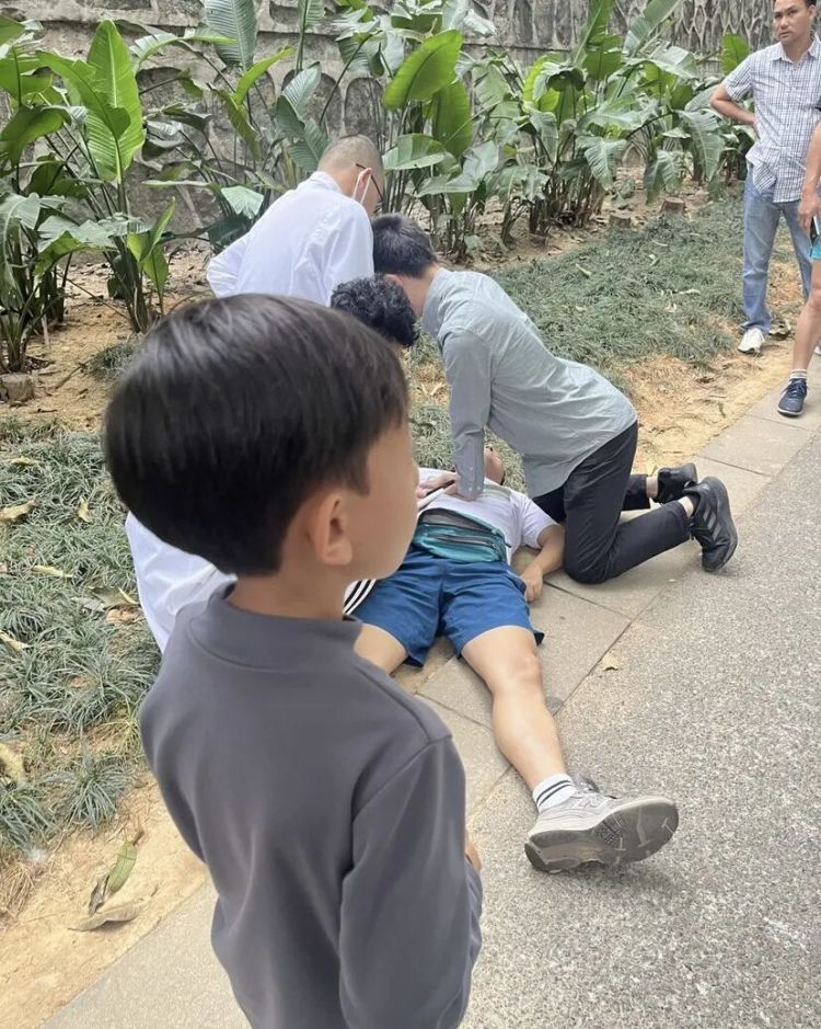 男子突发心脏骤停倒地昏迷，广州一医生下班路过，跪地加入抢救