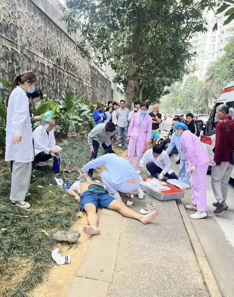 男子突发心脏骤停倒地昏迷，广州一医生下班路过，跪地加入抢救