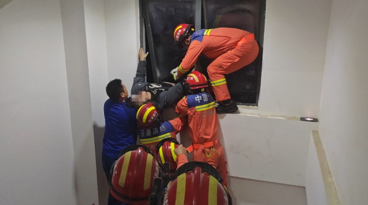 惊魂一刻!抽支烟的工夫,男子竟被窗户拦腰“封印” 惊魂一刻!抽支烟的工夫,男子竟被窗户拦腰“封印”