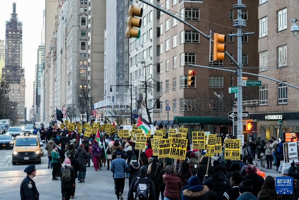 美国多地民众集会抗议对伊朗动武