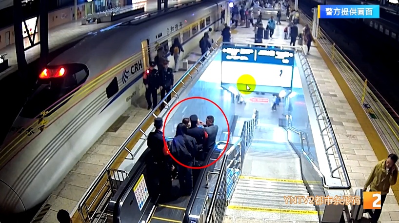 15分钟送医!大理男子修剪花枝剪断手指,转院来昆明,铁警全程开道护送 15分钟送医!大理男子修剪花枝剪断手指,转院来昆明,铁警全程开道护送