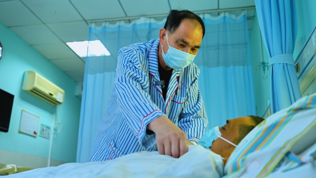 事发武汉,61岁父亲切下半个肝脏!“只要能救我儿子,舍掉这条老命也值了!” 事发武汉,61岁父亲切下半个肝脏!“只要能救我儿子,舍掉这条老命也值了!”