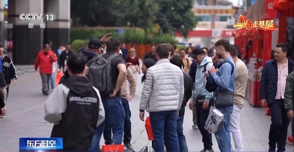 新春走基层丨跟随外卖小哥穿行华强北 见证一杯咖啡里的活力中国 新春走基层丨跟随外卖小哥穿行华强北 见证一杯咖啡里的活力中国