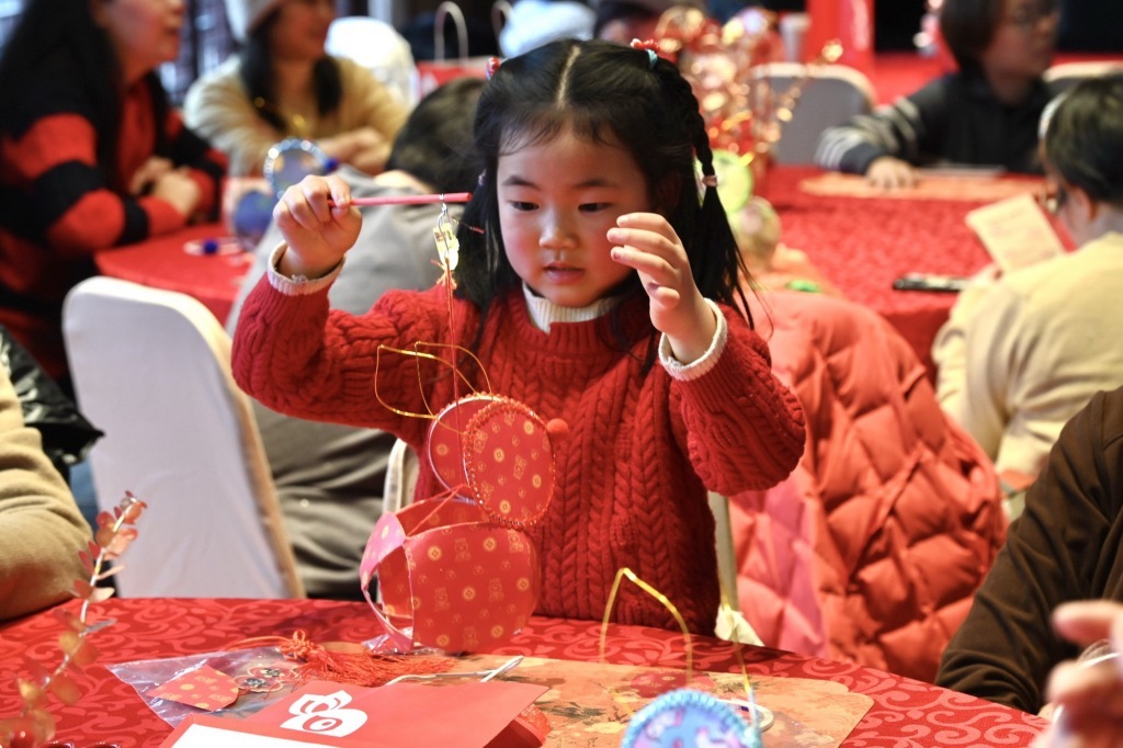 申城天上无缘望见“红月亮”，地上豫园兔子灯花样多