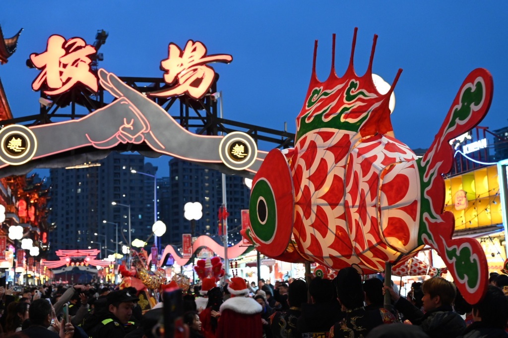 申城天上无缘望见“红月亮”，地上豫园兔子灯花样多