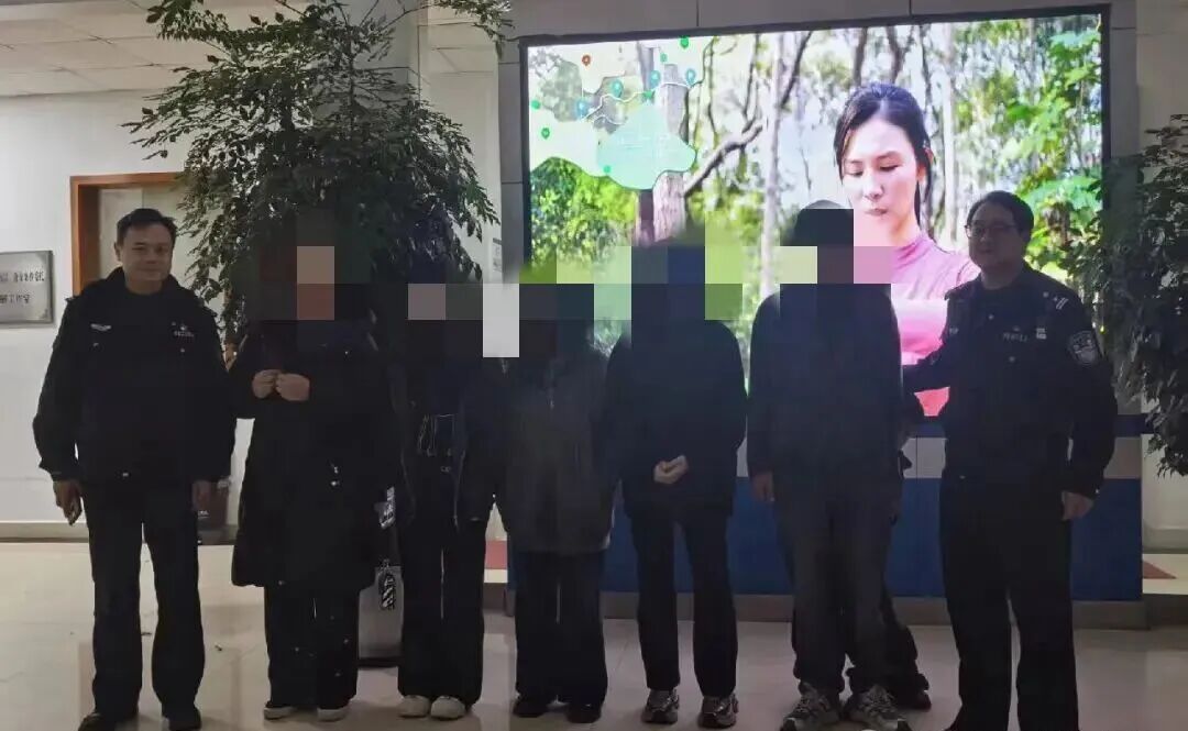 4名少女网上结伴开“旅游盲盒”,抽中出境游机票,在路上被民警紧急劝返 4名少女网上结伴开“旅游盲盒”,抽中出境游机票,在路上被民警紧急劝返