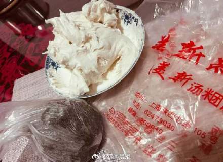 元宵节的美新点心店，买汤圆的队伍一眼望不到头，有人买原材料回去自己包