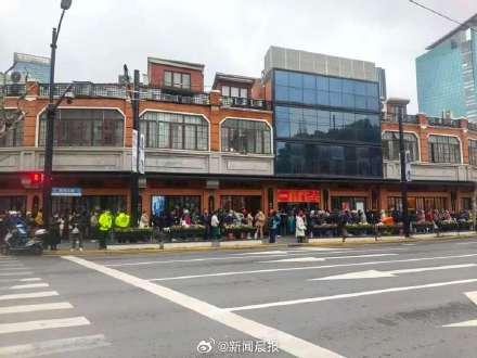 元宵节的美新点心店，买汤圆的队伍一眼望不到头，有人买原材料回去自己包