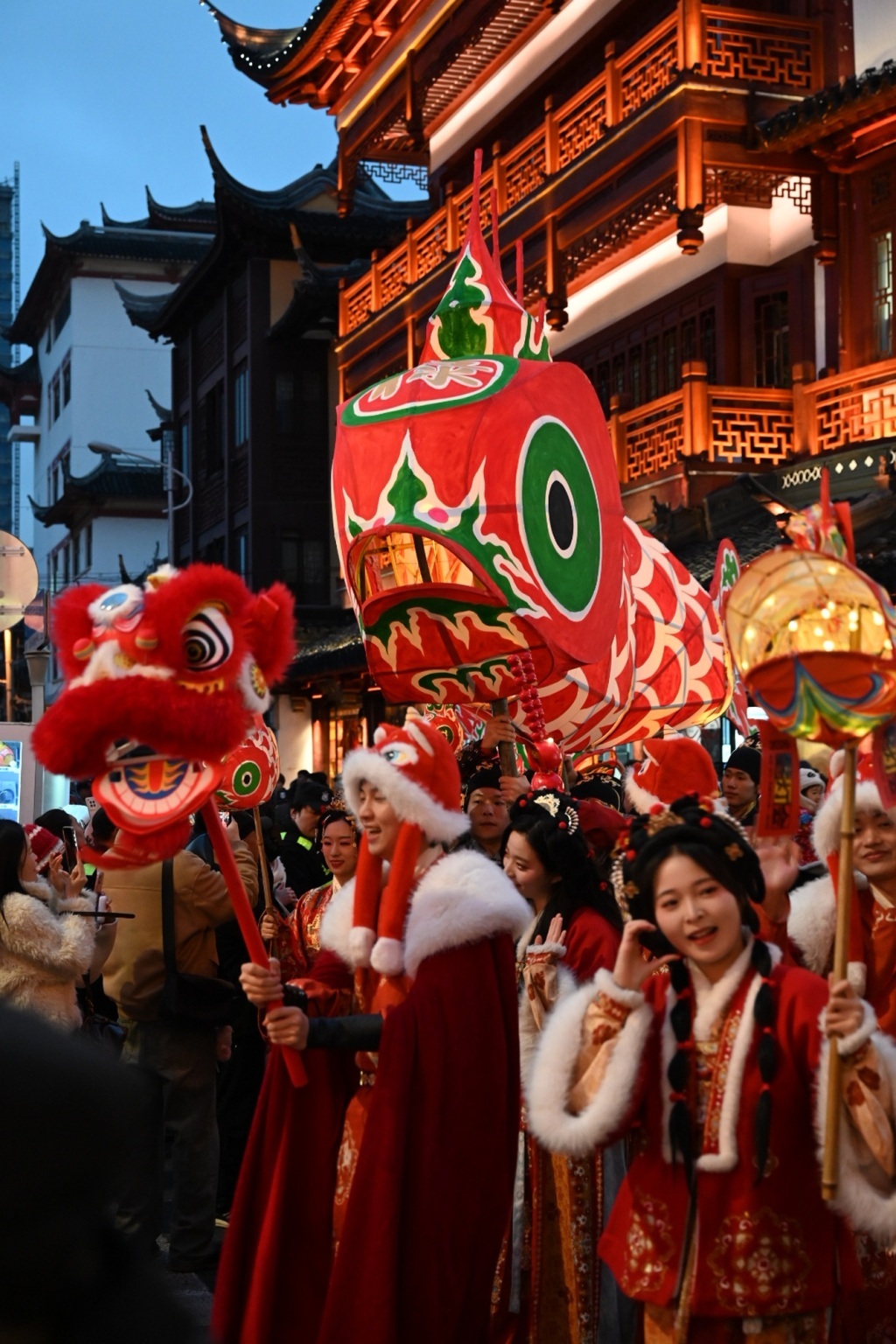 申城天上无缘望见“红月亮”，地上豫园兔子灯花样多