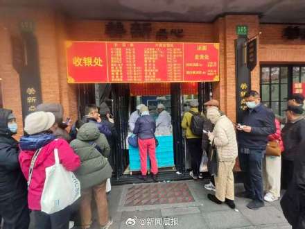 元宵节的美新点心店，买汤圆的队伍一眼望不到头，有人买原材料回去自己包