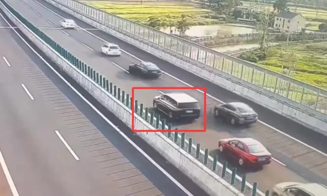 杭州高速上，男子开启智能驾驶后竟陷入沉睡！“我刚下夜班，困得不行”