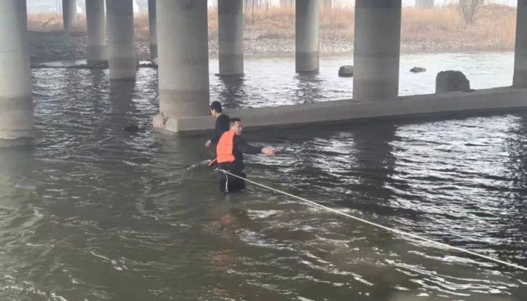 一男子被困冰河中央！下一幕让人破防……