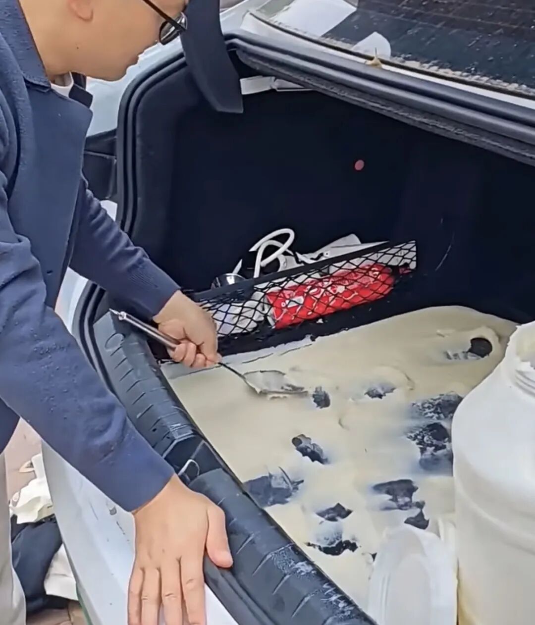 男子带妈妈熬的猪油返程!堵车后热化糊了一车…网友宽慰:富得流油 男子带妈妈熬的猪油返程!堵车后热化糊了一车…网友宽慰:富得流油