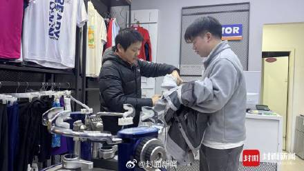 高端羽毛球降价超百元 经销商:未来还有降价可能 高端羽毛球降价超百元 经销商:未来还有降价可能
