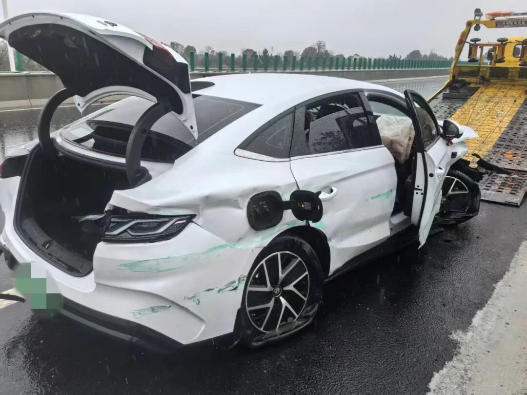 雨天失控打滑撞护栏,司机:“车速130km/h” 雨天失控打滑撞护栏,司机:“车速130km/h”