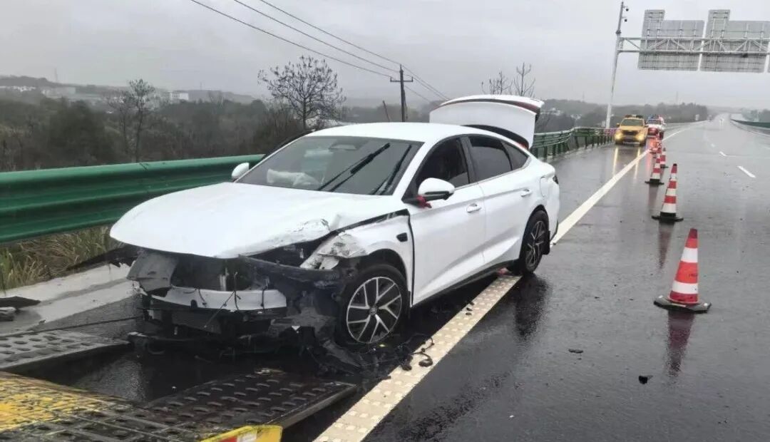 雨天失控打滑撞护栏,司机:“车速130km/h” 雨天失控打滑撞护栏,司机:“车速130km/h”
