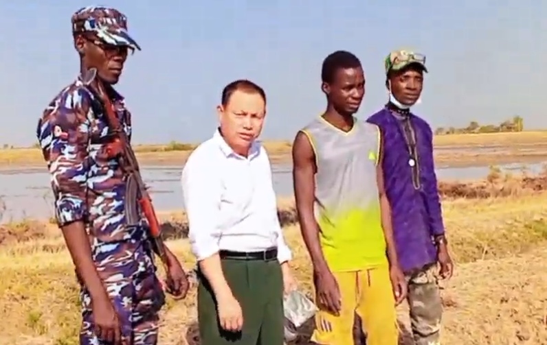 这不是爽文！因为太会种地，贵州大叔在非洲被专人持枪贴身保护
