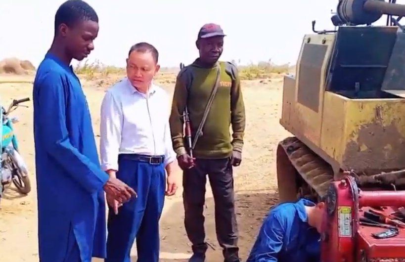 这不是爽文！因为太会种地，贵州大叔在非洲被专人持枪贴身保护