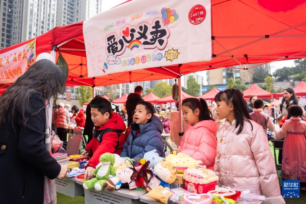 湖南长沙：爱心义卖暖校园