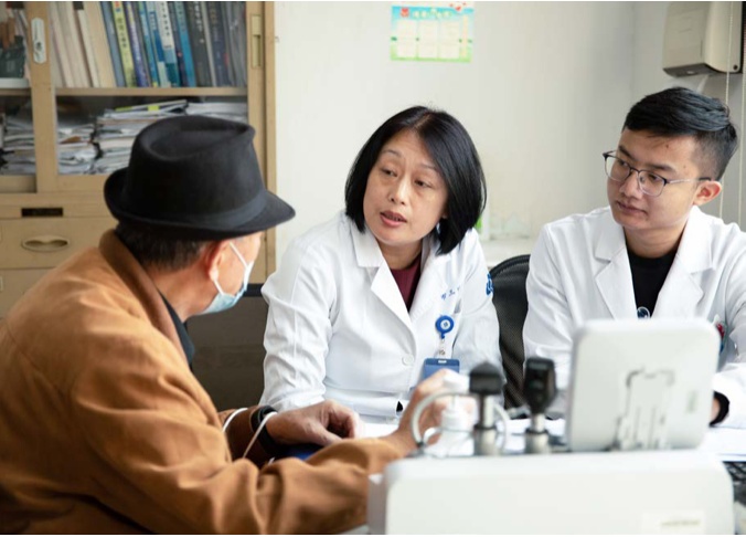 一夜之间头上秃了？浙江24岁小伙半个脑袋的头发，都掉光了…这个坏习惯很多人都有