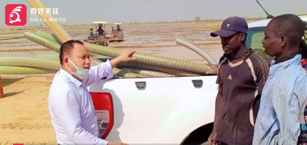 这不是爽文！因为太会种地，贵州大叔在非洲被专人持枪贴身保护