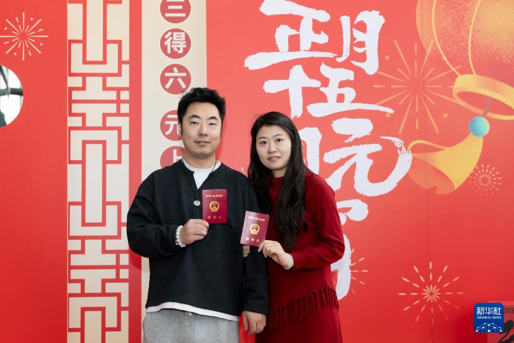 （新华网）上海：婚姻登记 情定元宵