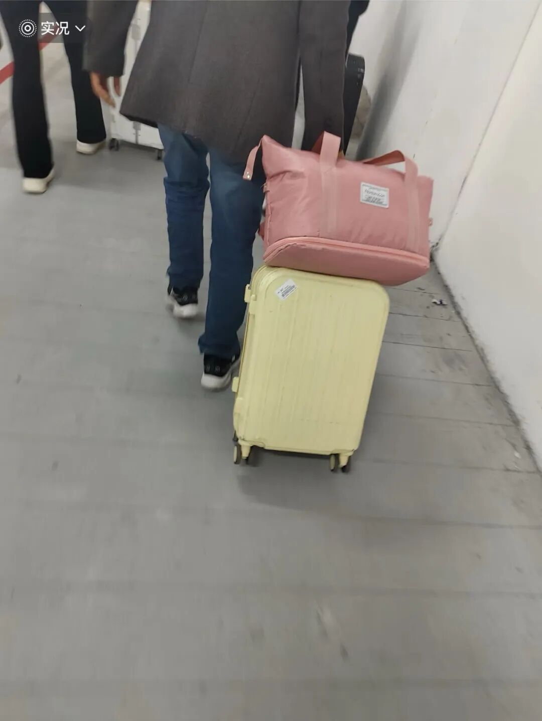 全网动容！父亲买了张哪儿也不去的车票，只为帮女儿扛行李