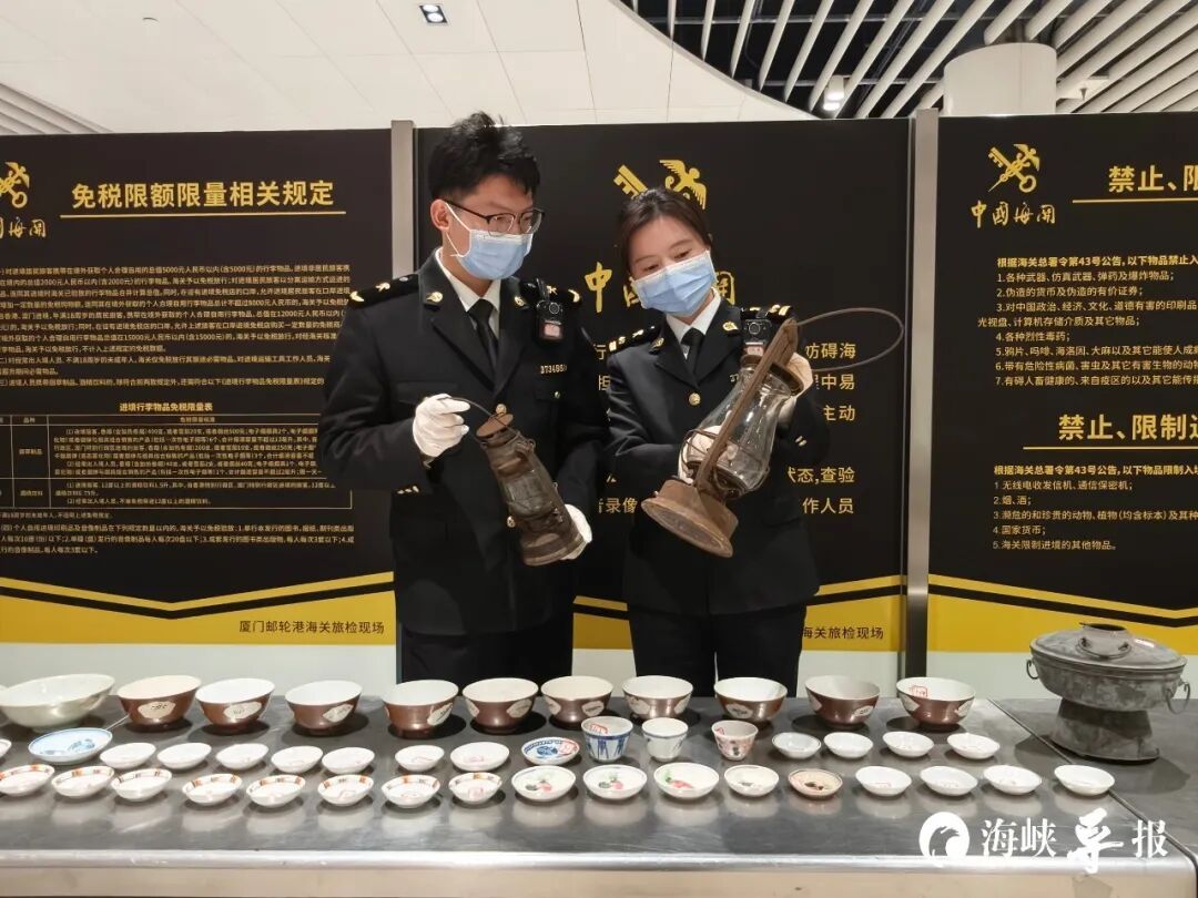 厦门一出境旅客行李箱里查出76件文物：1件为清代制品，75件为民国时期制品