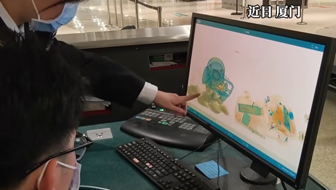 厦门一出境旅客行李箱里查出76件文物：1件为清代制品，75件为民国时期制品