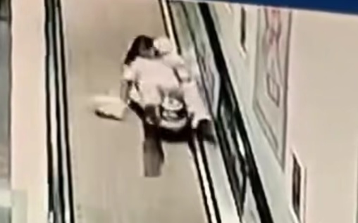 宝妈怀抱婴儿在扶梯上，被背后滑下玩具车铲倒，孩子脱手飞出头部多处受伤！