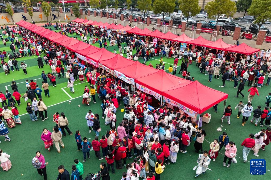 湖南长沙：爱心义卖暖校园