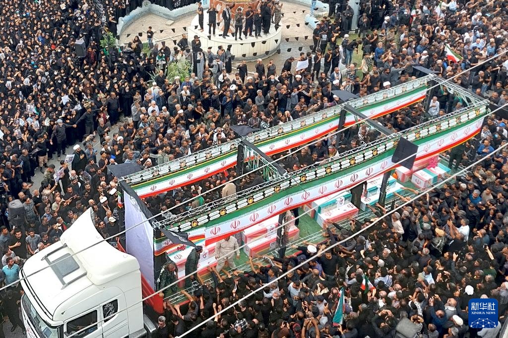 伊朗为遭到美以空袭小学的遇难者举行葬礼 伊朗为遭到美以空袭小学的遇难者举行葬礼