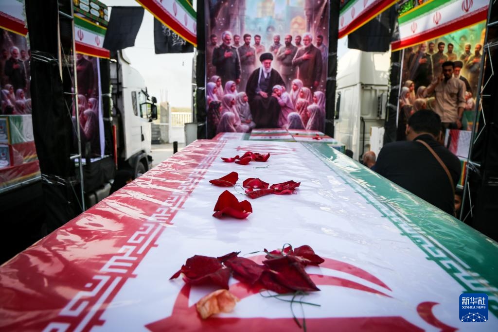 伊朗为遭到美以空袭小学的遇难者举行葬礼 伊朗为遭到美以空袭小学的遇难者举行葬礼